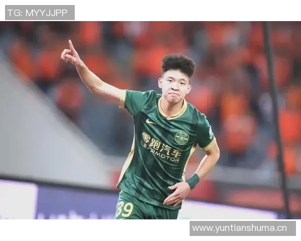 足球明星的崛起与挑战:从绿茵场到全球舞台的奋斗与荣耀