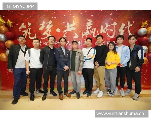 中国足球明星齐聚一堂合影留念展现团结与激情的时刻
